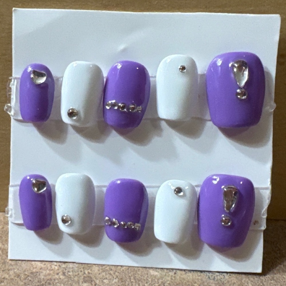 "Lilac Luxe"‎ Press-On Nail Set – Glossy Purple, White Contrast & Metallic